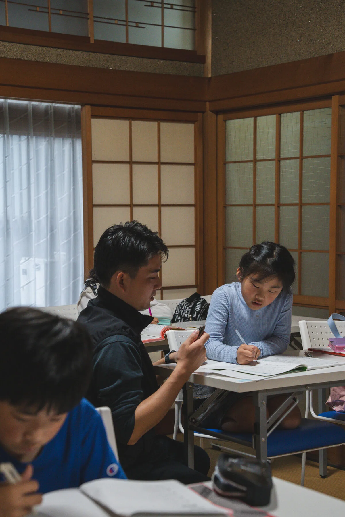 先生と生徒の授業シーン