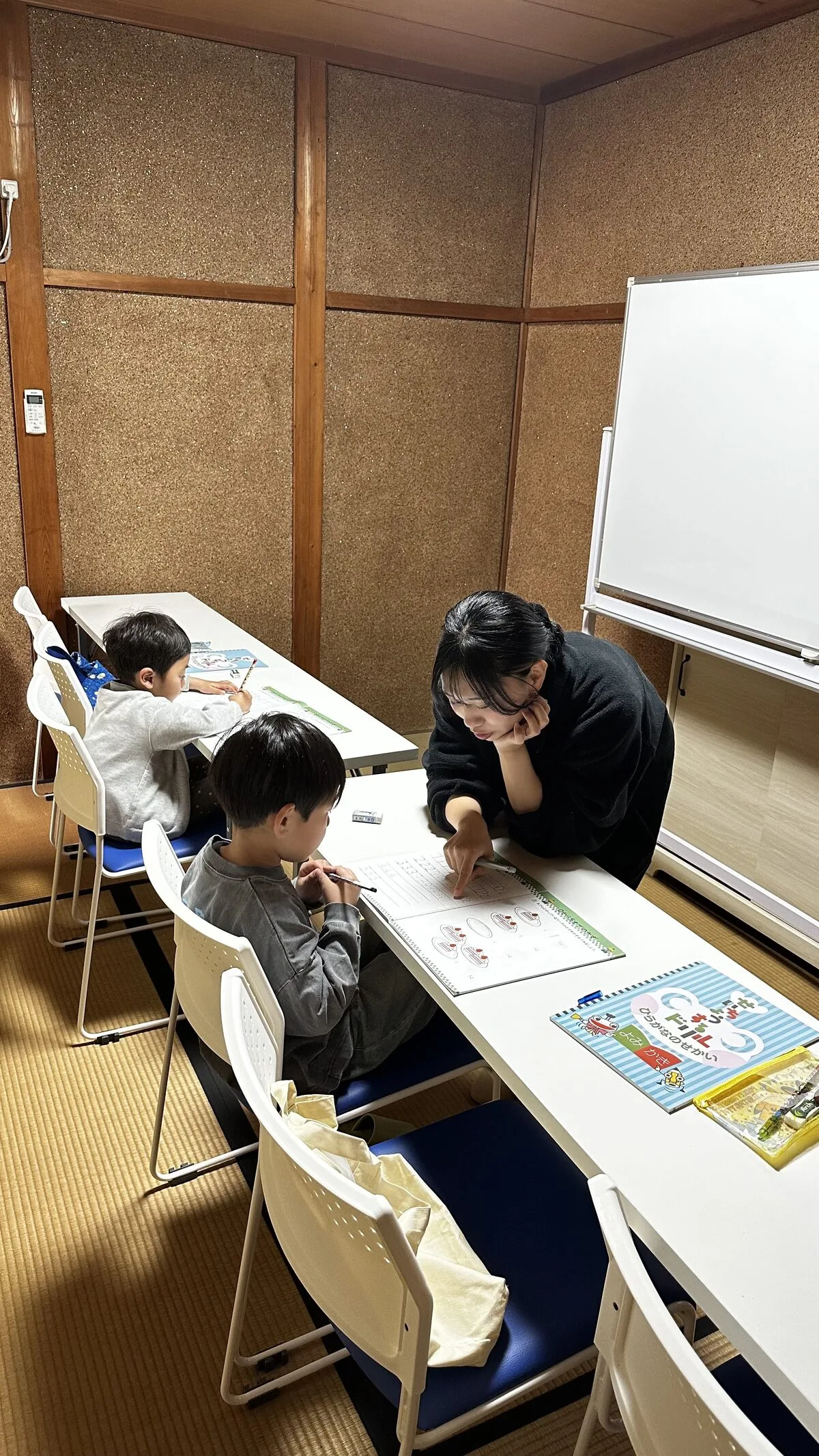 年長コース — 先生と一緒に楽しく学ぶ年長さんたち