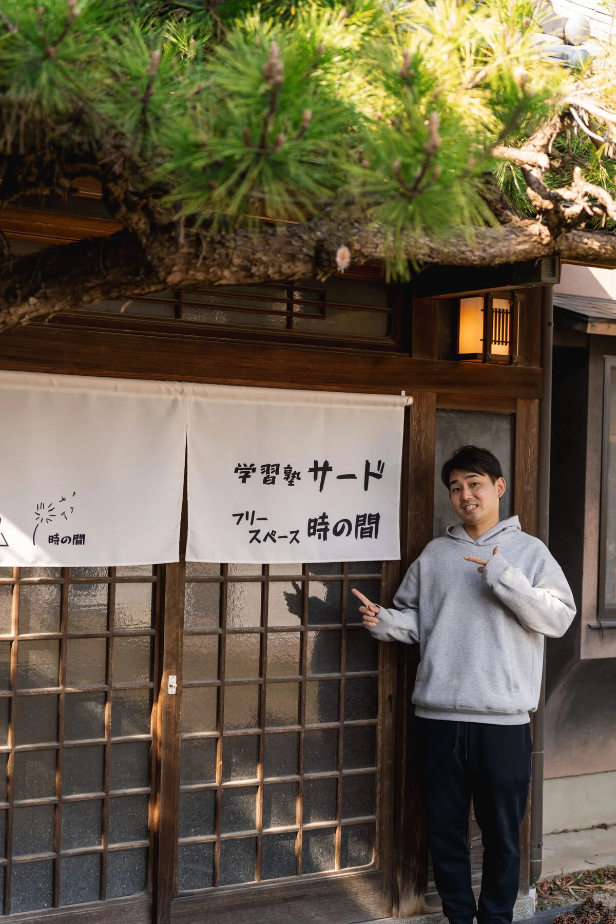 のれんの前に立つ森本先生