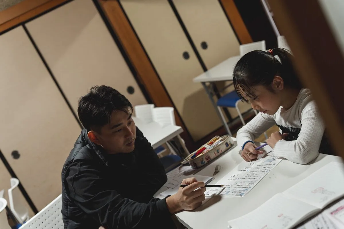 先生が生徒に寄り添いながら指導する様子