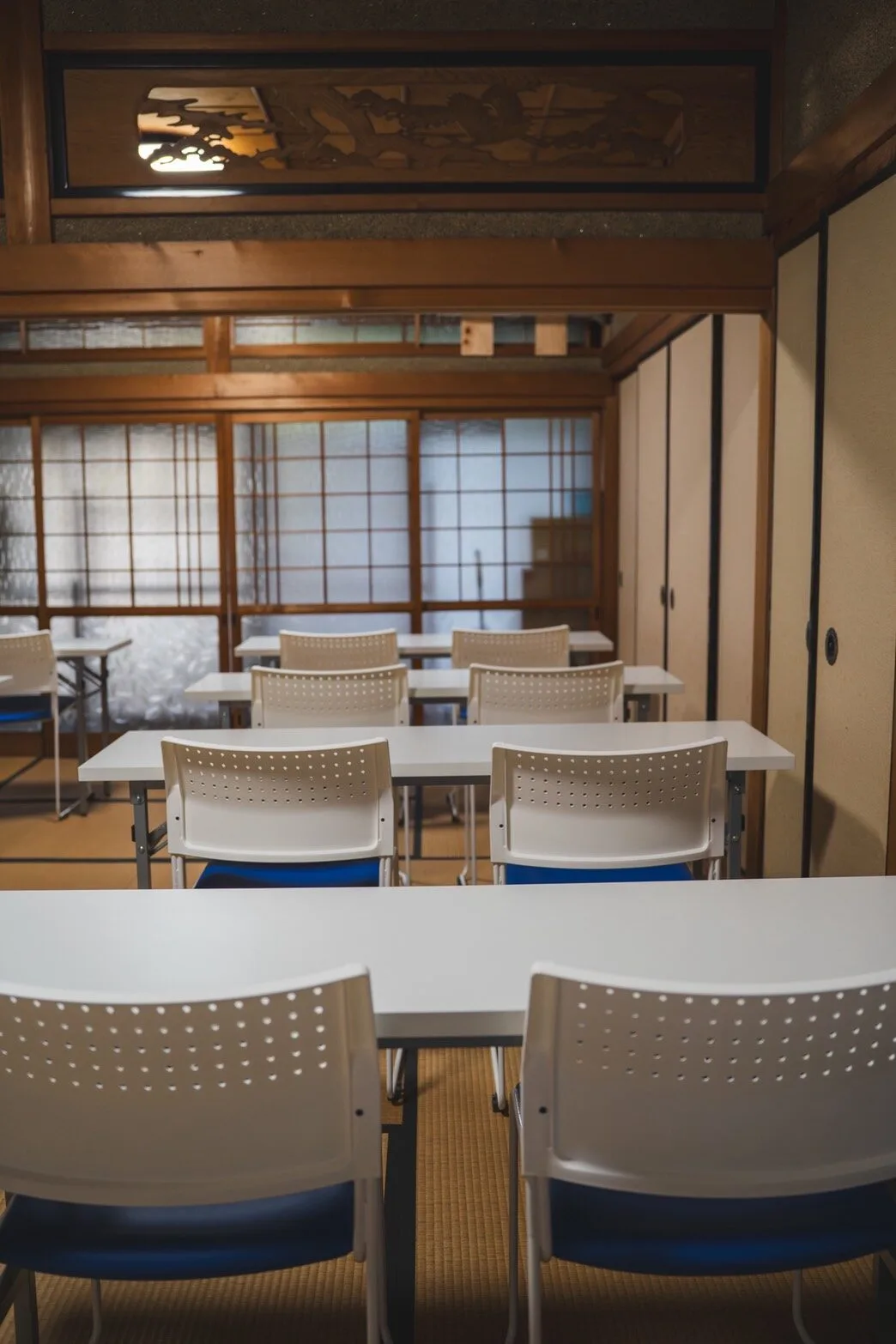 白い椅子と畳の和モダンな空間