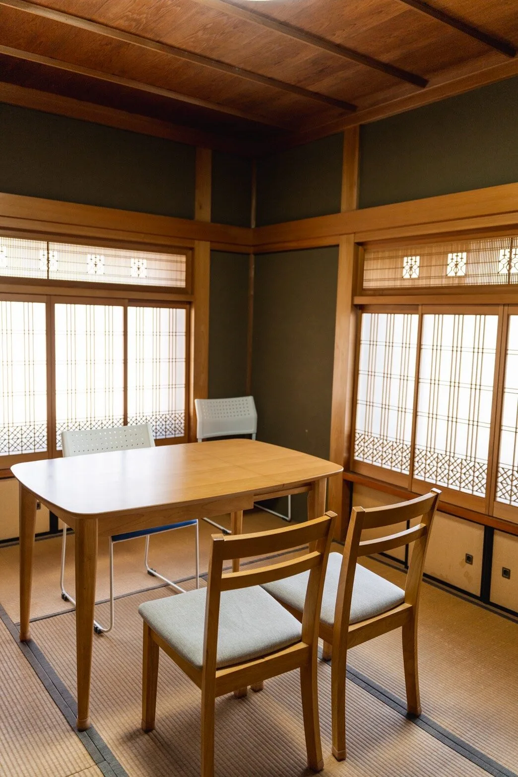 木のテーブルの落ち着いた個別相談スペース