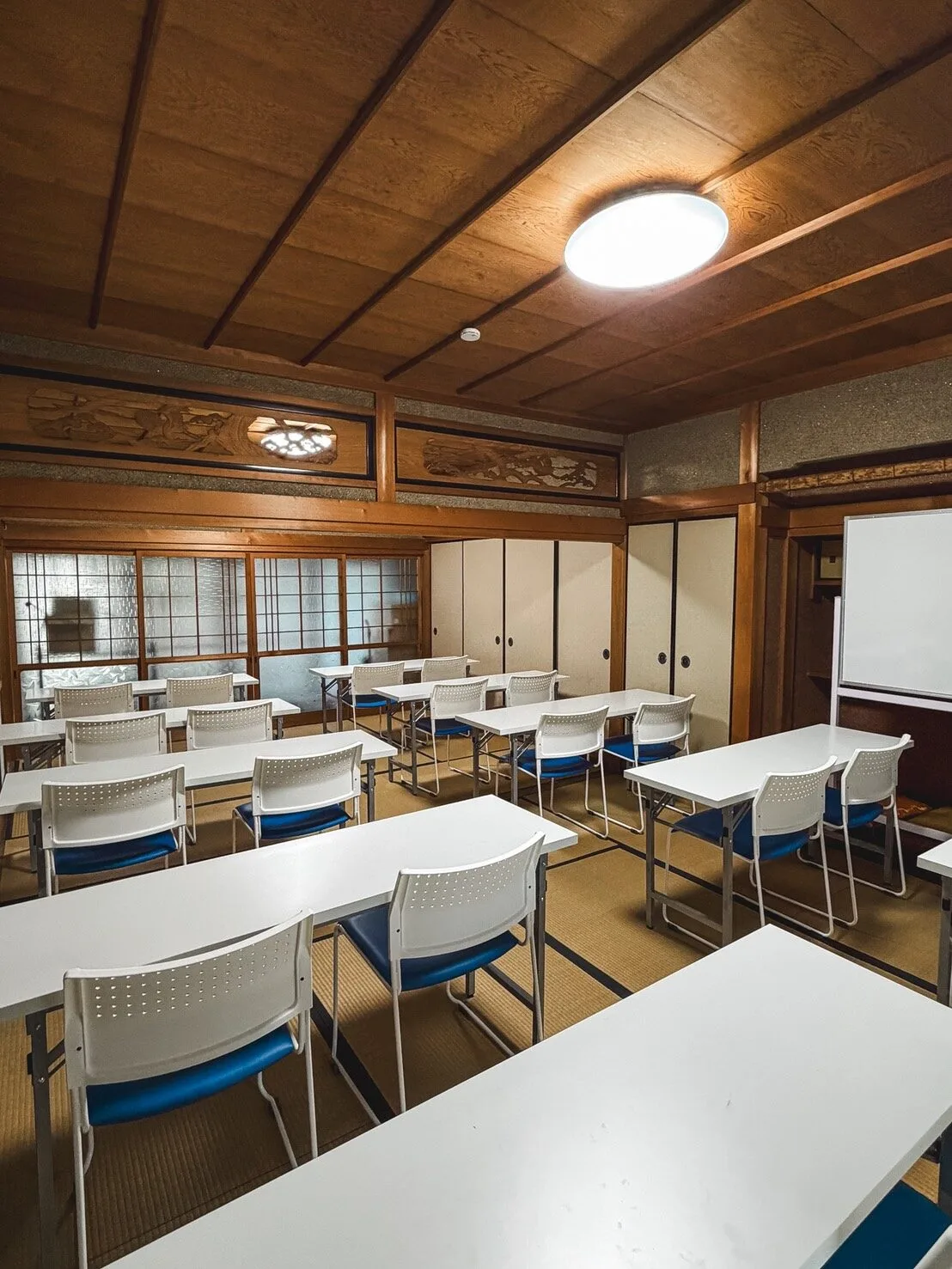 畳の大教室 — 障子と木の天井が美しい古民家の学習空間